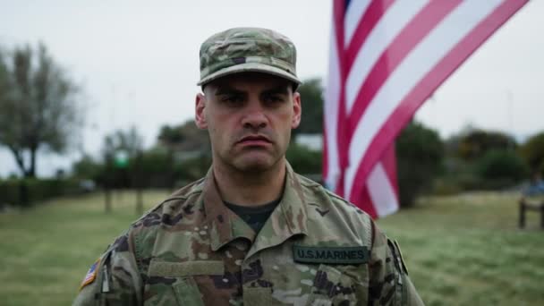 American Serviceman Tervehtii Hautausmaalla Muistopäiväksi — kuvapankkivideo