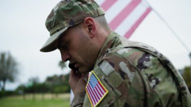 Amerikan askeri askeri, savaşta eşiyle Amerikan üssünde telefonda konuşuyor.