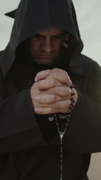 Monk Prega Nella Duna Tramonto — Video Stock