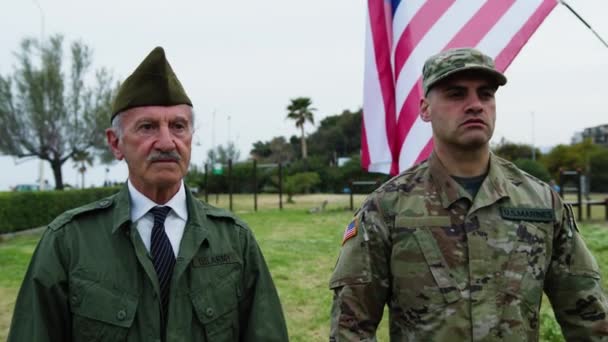 General Militar Americano Sargento Pie Atención Memorial Park — Vídeo de stock