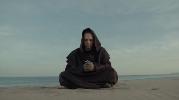 Monnik Verzameld Gebed Zittend Het Strand Avond — Stockvideo