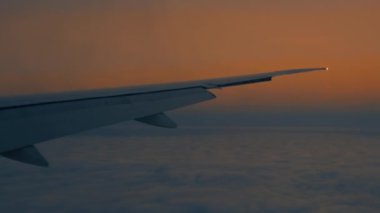 Gökyüzündeki bir uçağın penceresinden dışarı bak.