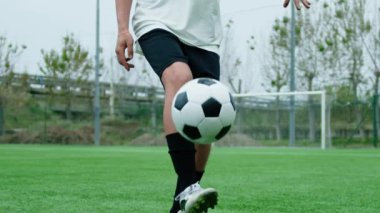 Oyuncu sahada serbest stil futbol oynuyor..