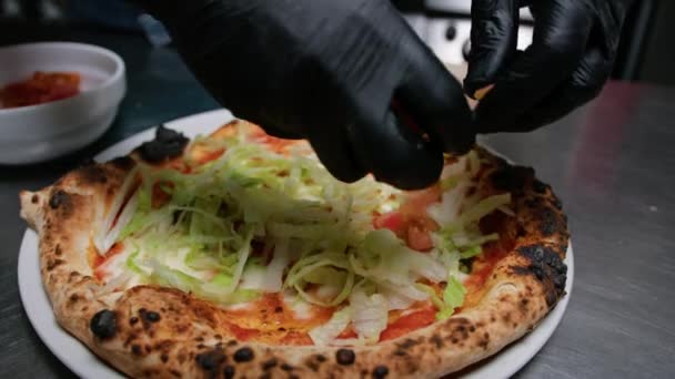 Pizza Chef Tomaattien Salaatin Lisääminen tekijänoikeusvapaa kuvapankkivideo