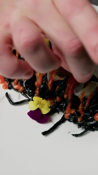 Spaghetti Encre Seiche Noire Aux Crevettes Tomate Cerise — Video