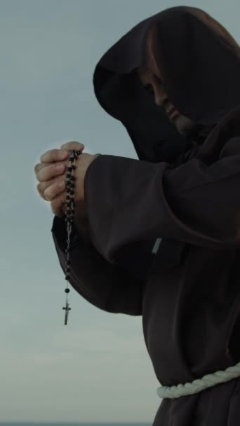 Monk Modli Się Różaniec Krzyż Samotnie Przyrodzie — Wideo stockowe