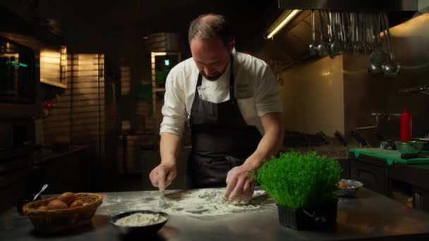Bucătarul Care Face Aluatul Ouă Făină Cerneluri Pește Alimente Restaurant — Videoclip de stoc