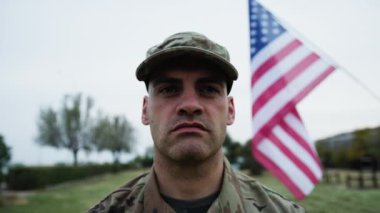 Anma Günü 'nde ölen savaşı anmak için mezarlıktaki Amerikan askeri..