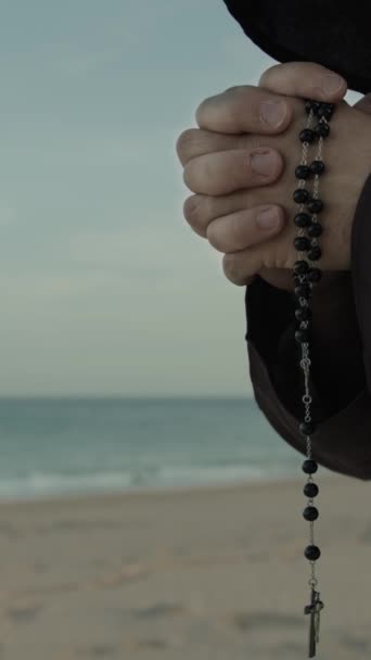 Kumsalda Dua Eden Bir Keşişin Elleri — Stok video