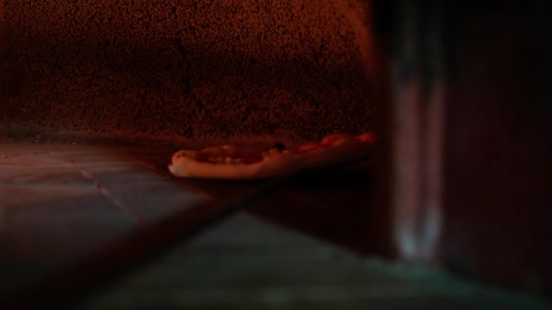 Olasz Nápolyi Pizzát Főzni Tüzelésű Kemencében — Stock videók