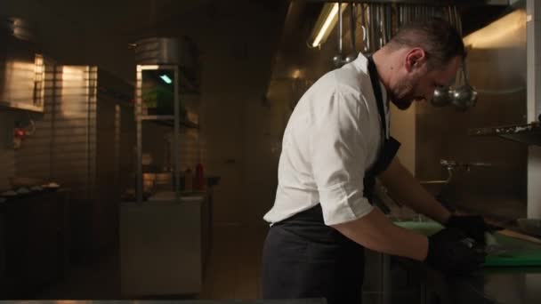 Chef Italiano Sta Facendo Pasta Fatta Casa Con Uova Tagliatelle — Video Stock