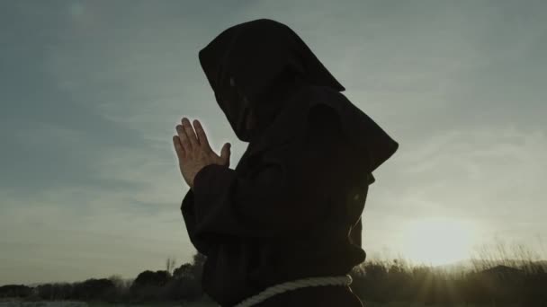 Silhouette Eines Mönchs Steht Und Betet Auf Der Natur — Stockvideo