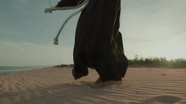 和尚的脚在松软的沙滩上跳绳 — 图库视频影像