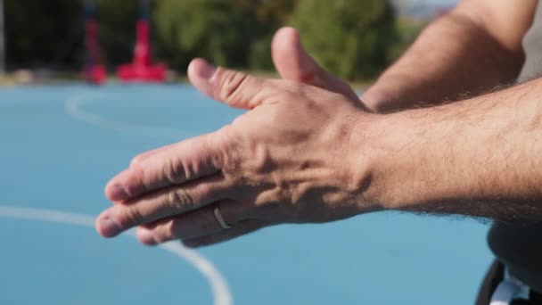 Esporte Homem Caucasiano Treinando Livre Parque — Vídeo de Stock
