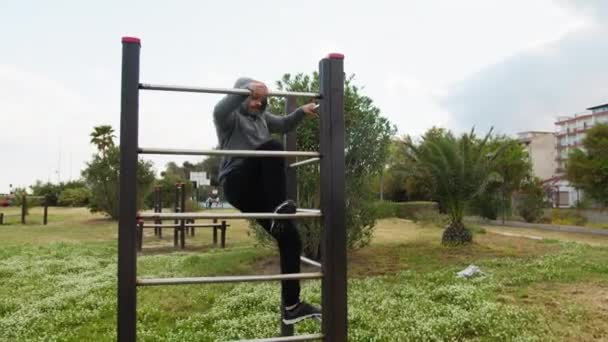 Homem Com Capuz Cinza Salta Faz Salto Somersault — Vídeo de Stock