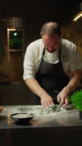 Bucătarul Care Face Aluatul Ouă Făină Cerneluri Pește Alimente Restaurant — Videoclip de stoc