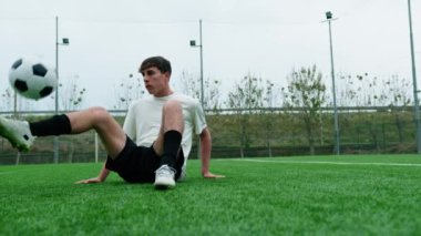Genç Futbolcu Futbol Sahasında Serbest Stil Yapıyor.
