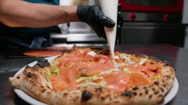 Kucharz Pizza Dodawanie Sera Mozzarella Napoli Jedzenie — Wideo stockowe