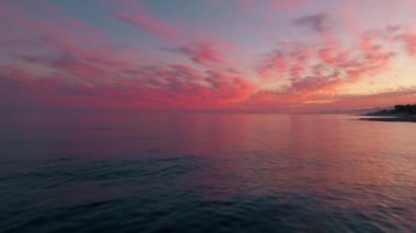 Düz Okyanus Suyunda Göksel Ruhsal Pembe Bulutlar.