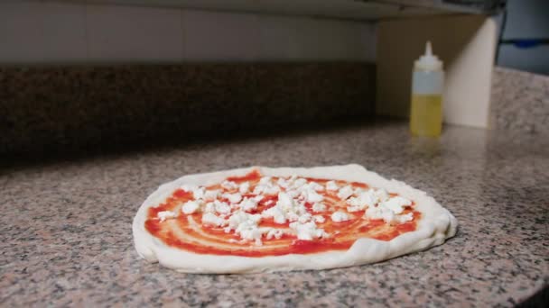 Kucharz Pizza Dodawanie Liści Bazylii Ciasto Margherita — Wideo stockowe