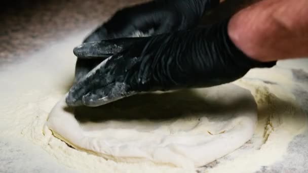Pizza Chef Rotolamento Con Mani Pasta Sul Marmo — Video Stock