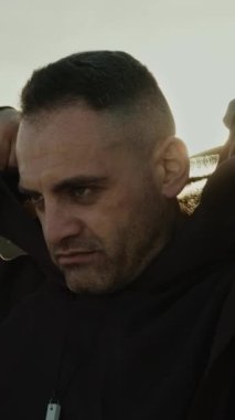 Keşiş gün batımında Başlığını Doğada Giyer.