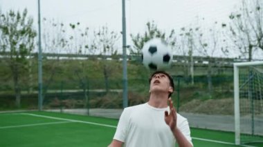 Genç Futbolcu Kafasıyla Top Sürüyor.