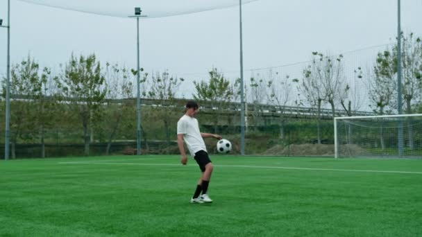 Speler Dribbelt Trucs Met Zijn Voeten Eenzaam Het Voetbalveld — Stockvideo