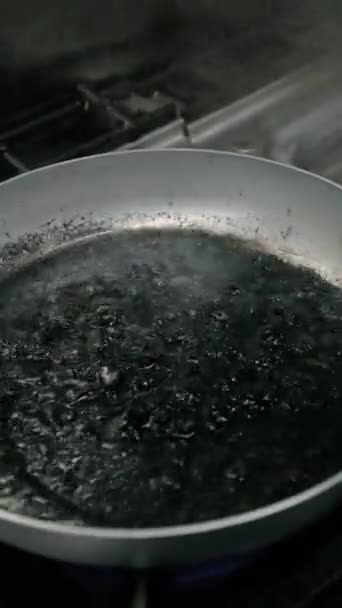 Chef Cooking Spaghete Paste Cerneală Pește Negru — Videoclip de stoc