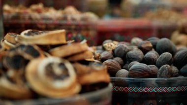 Hindistan Sokaklarında Farklı Baharat Dükkanları.