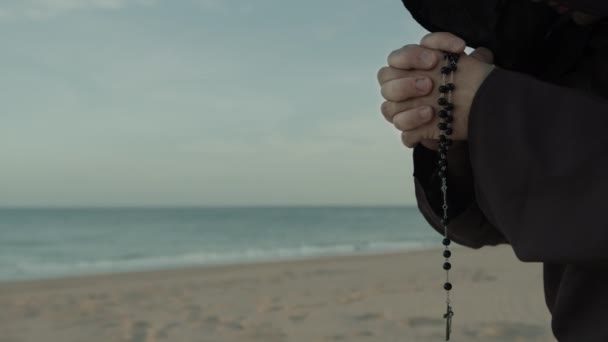 Руки Монаха Молящего Розарий Пляже — стоковое видео