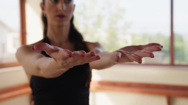 Навчання Жінок Спортзалі Перед Танцювальною Виставкою — стокове відео