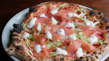 Tütsülenmiş somon ve Mozzarella peynirli Napoli pizzası.