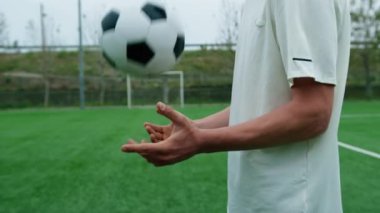 Genç Eller Futbol Topu Taşıyın.