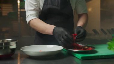 Şef Eller Mutfakta Pembe Karidesli Aperatif Hazırla.