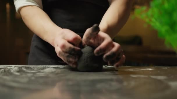 Mâini Bucătar Profesionist Lucru Aluat Negru Făină Cerneluri Pește — Videoclip de stoc