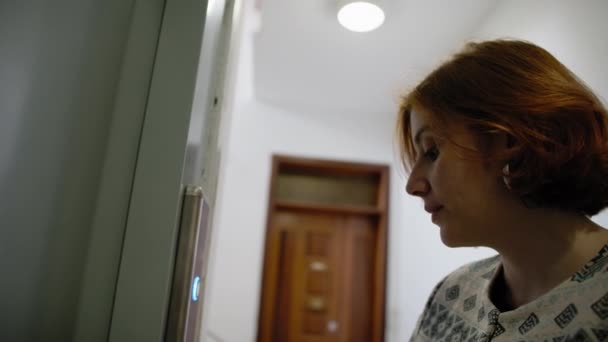 Nuori Nainen Soittaa Hissi Rakennuksessa Kotona tekijänoikeusvapaata kuvapankin filmiä