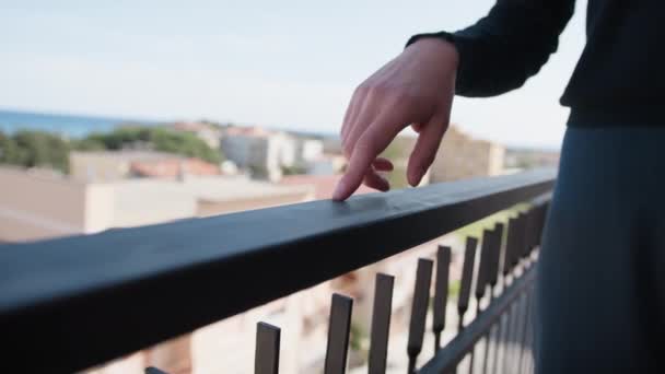 Hand Van Een Vrouw Wandelen Balkon Railing — Stockvideo