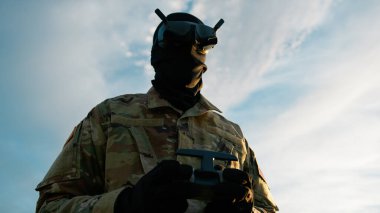 VR kulaklıklı askeri üniformalı adam. Pilotlar Füzelere İnsansız Hava Aracı..