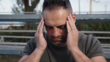 Beyaz adam parkta antrenman yapıyor..