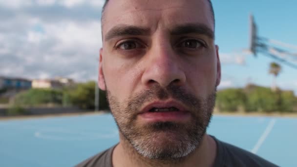 Sport Kaukasischer Mann Trainiert Freien Park — Stockvideo