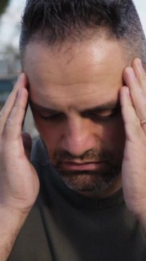 Beyaz adam parkta antrenman yapıyor...