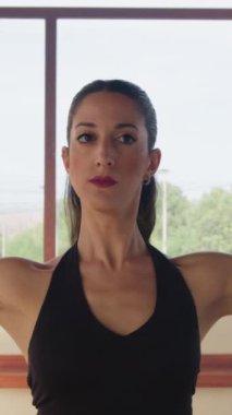 Dans gösterisinden önce spor salonunda kadın çalıştırmak.