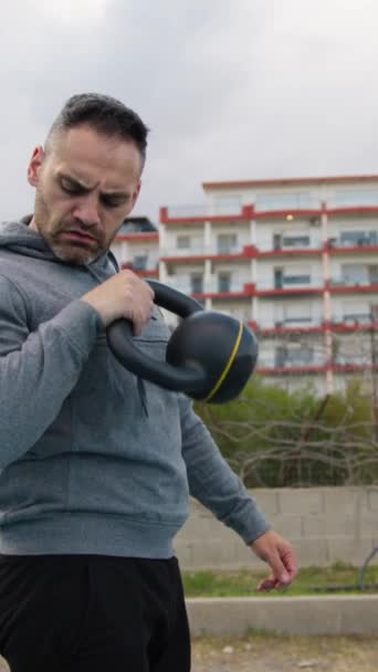 Sport Kaukasischer Mann Trainiert Freien Park — Stockvideo