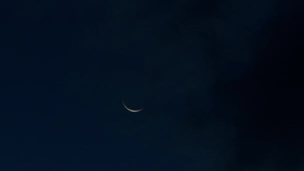 夜空の黒い暗闇で月のスライス ストック映像