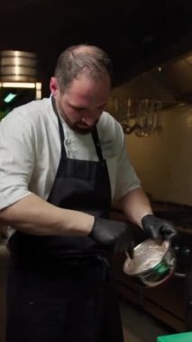 Şef, yolcu gemisinde mayonez hazırlıyor..