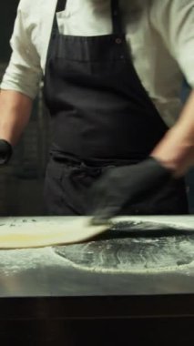 Şef mutfakta Emilian Tortellini için makarna örtüsü hazırlıyor..