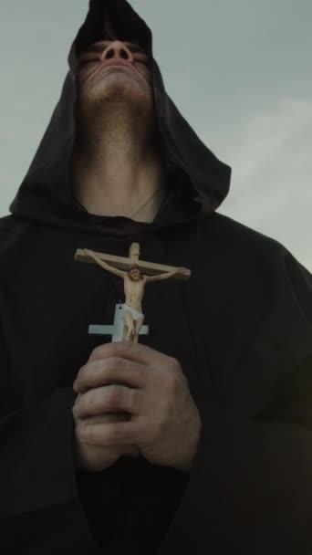 Monk Modli Się Krzyżem Jezusa Ręku Klęczącym Piasku Klip Wideo