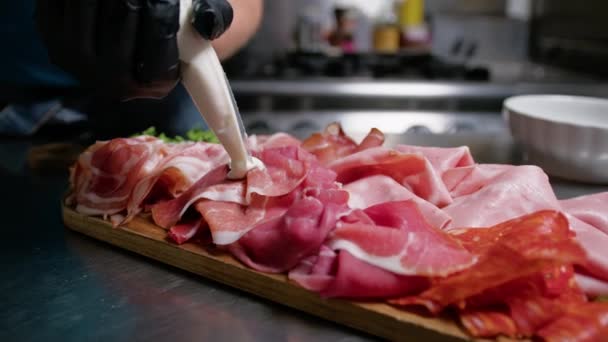 रसोई में पारंपरिक मांस की तैयारी. रॉयल्टी फ़्री स्टॉक वीडियो