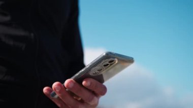 Çocuk akıllı telefonuyla mesajlar gönderiyor..